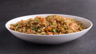 Spadellare. 100 porzioni di riso saltato in 20 minuti.